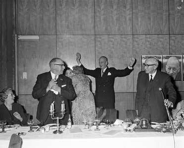 850793 Afbeelding van het afscheid van burgemeester jhr. mr. C.J.A. de Ranitz (in het midden met de armen omhoog) van ...